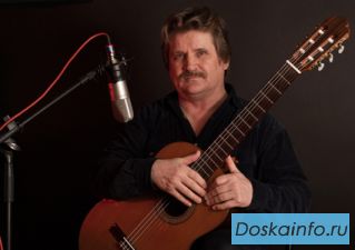 Обучаю игре на классической гитаре.