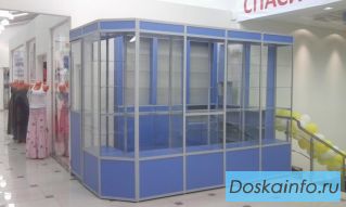 Продаю торговую витрину с местом на входе в торговом центре.