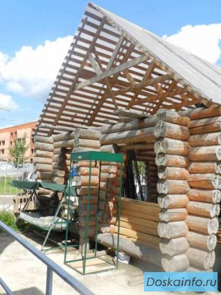Беседка,    рубленная     из бревна.       Летний дом. Патио.