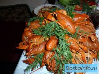 Живые и вареные раки, рыба.