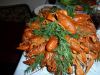 Живые и вареные раки, рыба.