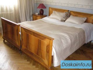 Спальный гарнитур: кровать, шкаф и еще мебель