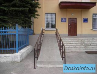 Пандусы для инвалидов перед аптеками, школами, больницами