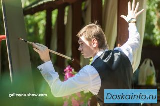 Танцующий художник и составные картины в  Москве