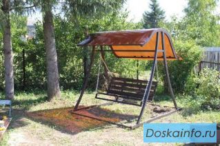 Садовые качели с козырьком