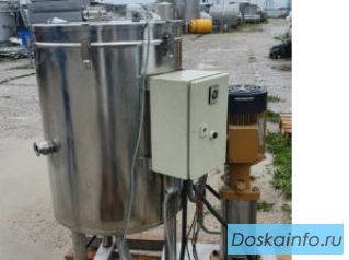 Емкость нержавеющая, объем — 0,14 куб.м., вертикальная с насосом