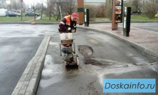 Заливка трещин в асфальте