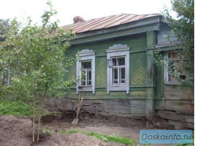 Деревянный дом в деревне
