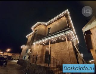 Новогоднее освещение домов, украшение дома к Новому году гирляндами, бахромой и неонов