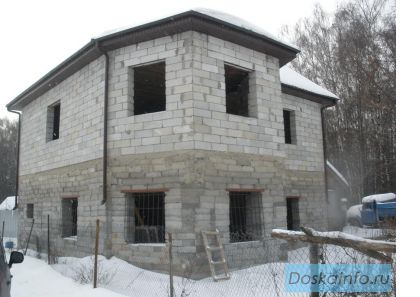 Продается хороший 2-этажный дом с эркером, участок