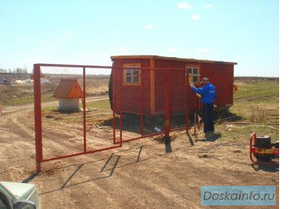 Заборы и ограждения из профнастила, сетки-рабицы, дерева.