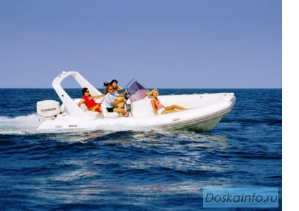 Эллинг на берегу моря