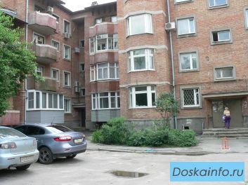 Продается трехкомнатная квартира в центре г. Таганрога.